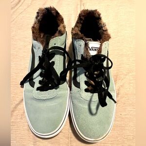 EUC Women’s fur-lined Vans sneaker in mint / size 9